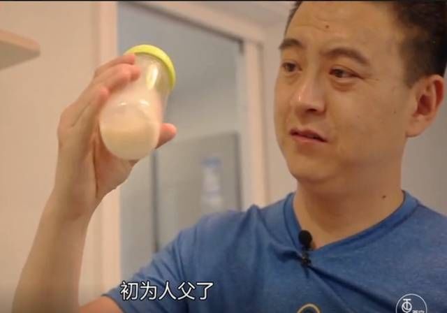 新手爸爸半夜总摸孩子,妈妈好奇询问为啥,爸爸的回答笑翻众人