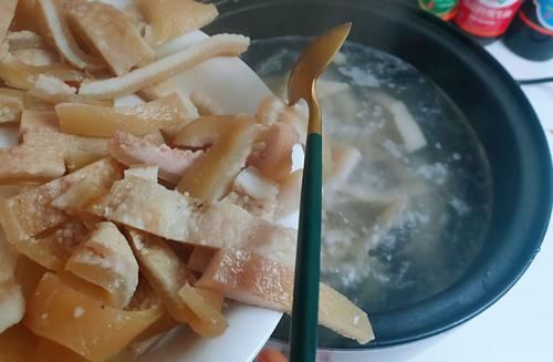 这东西含有胶原蛋白，8块钱一斤，女生可多吃，肤白气色好！