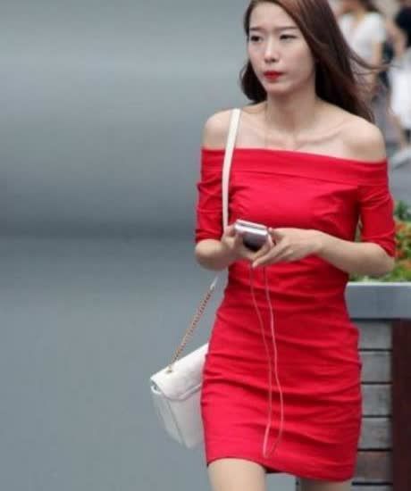 街拍:小美女身穿挂脖吊带裙装尽显傲人身姿,洁白肌肤,美极了