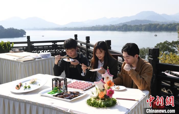 青年|台湾青年走进百年老店楼外楼 探美食文化听杭州历史