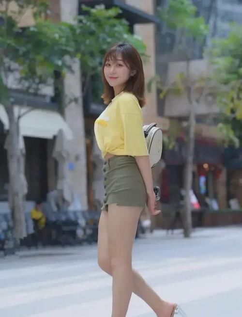 黄色|黄色上衣搭配包臀短裙，身材亮眼又吸睛，轻松穿出女神范