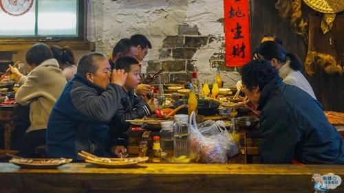 风景|中国西部最具色彩的城市，除了迷人风景，还有让人欲罢不能的美食