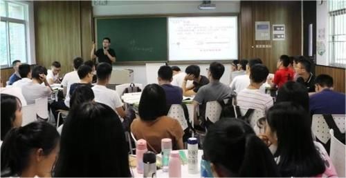 大学老师工资并不高，为什么还是有很多挤破头，想当大学老师呢？