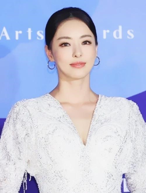搭配 韩国“国宝级”女神李多熙 倾城容颜魔鬼身材 纯系穿搭高贵典雅