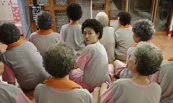 别再做“老年款”发型了，老气横秋又土气，这三种发型时髦又减龄