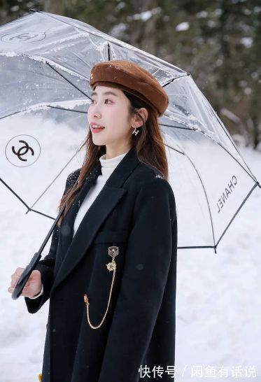 搭配 “大衣+格纹裙”太显气质了,学35岁博主这么穿,温柔还有高级感