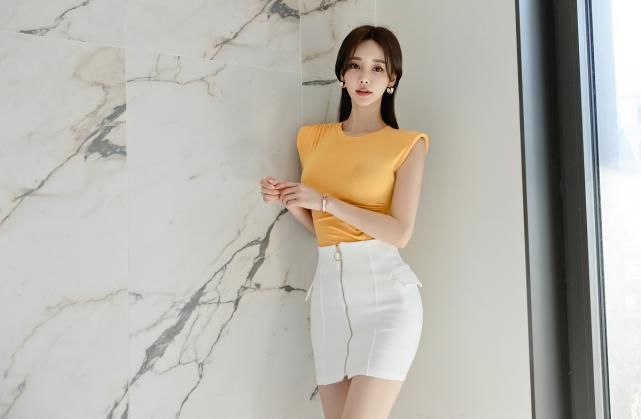 蛋黄色|孙允珠时尚穿搭蛋黄色薄纱短袖+白色修身裙,时尚优雅凸显气质