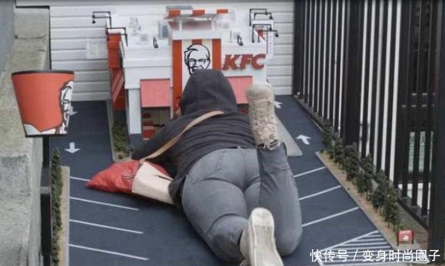 肯德基|全球最小的肯德基店,顾客要趴地上才能取餐,每天的生意都爆满!