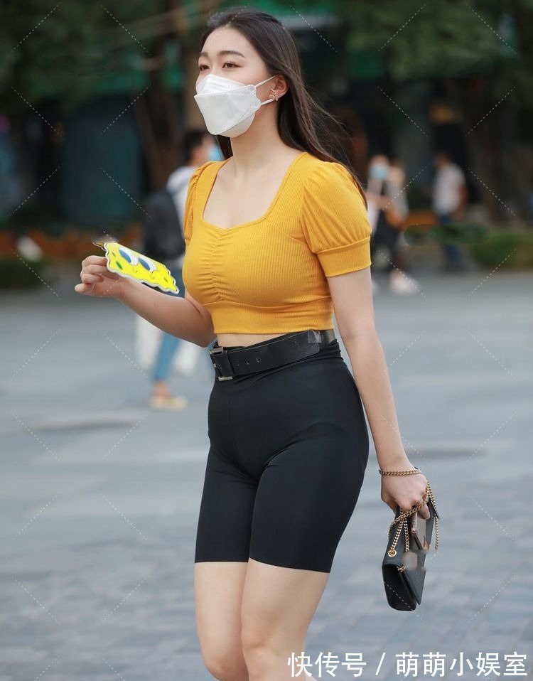 裤子|紧身牛仔裤搭配牛油果色T恤,甜美端庄又可爱,美的清新脱俗