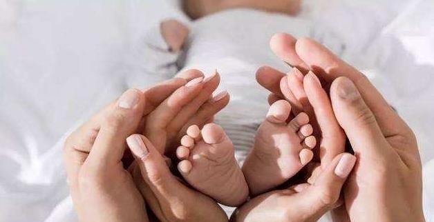 宝妈|喂完孩子餐桌空了,宝妈崩溃掀翻餐桌,丈夫反手就给自己一耳光!