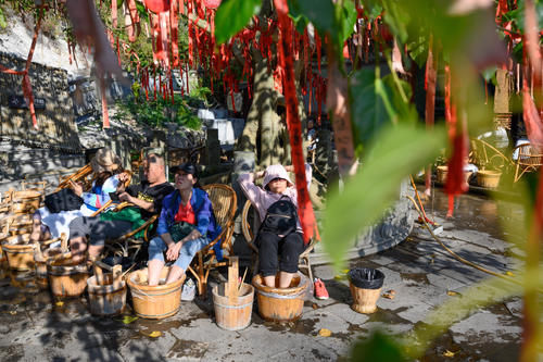 这个景区没有风景看，但有一个煮开的大锅，大家集体在洗脚