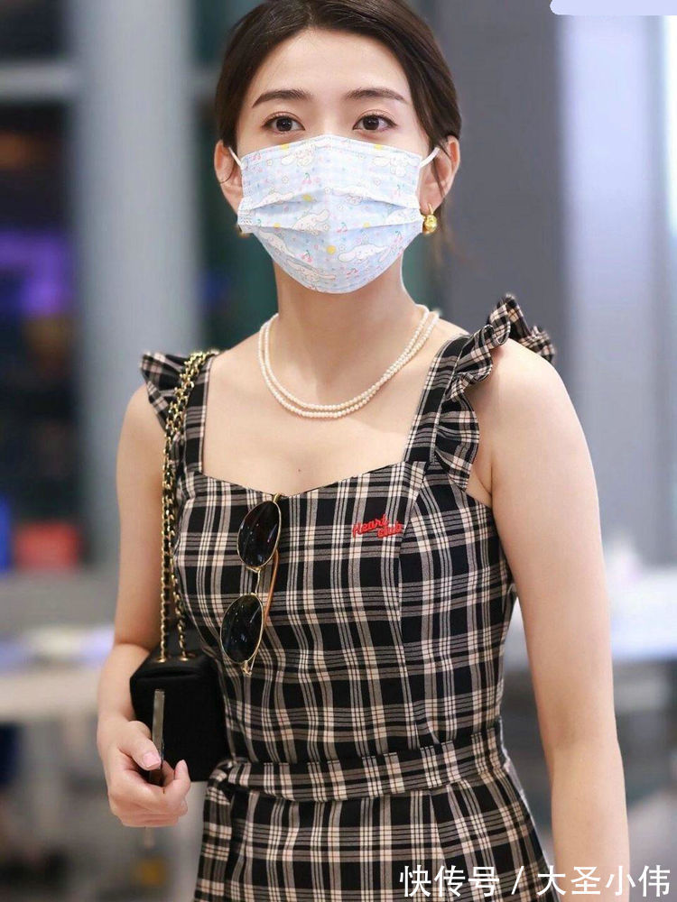 小肚腩|美女街拍:深色的连衣裙,成熟又性感的同时,显得女人味十足