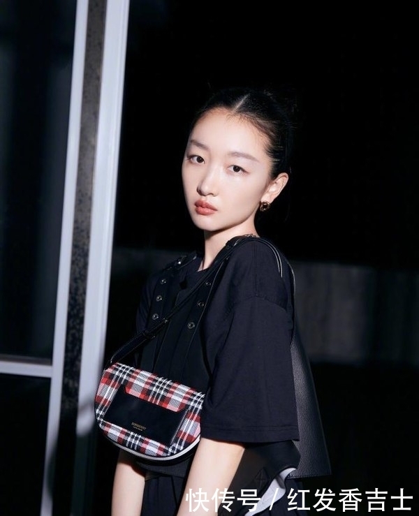 女人涂口红时,这3个“坏习惯”不改,口红再贵还是会掉色沾杯