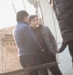 |搞笑GIF：嫂子为了让大哥戒烟 使尽了她浑身招数