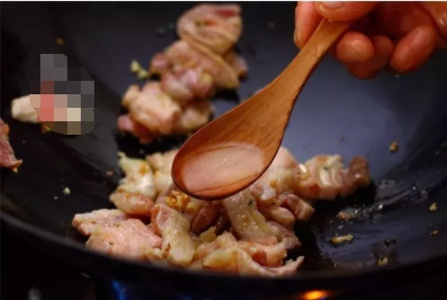 阵阵飘香的蒜香腐竹烧肉,吃过一次就忘不了