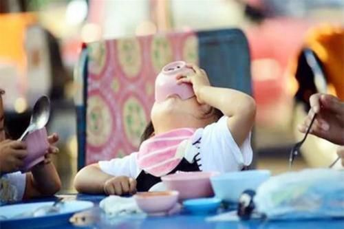 走红|妈妈晒娃丑照走红,宝宝用脸吃饭、擦窗户,网友:娃不要面子的吗