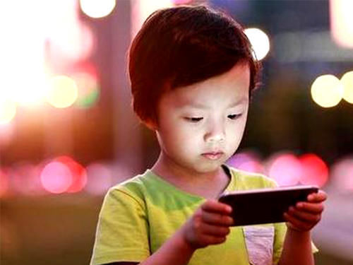 玩手机|玩手机会不会毁掉孩子的“前途”?看完这项调查,希望家长别大意
