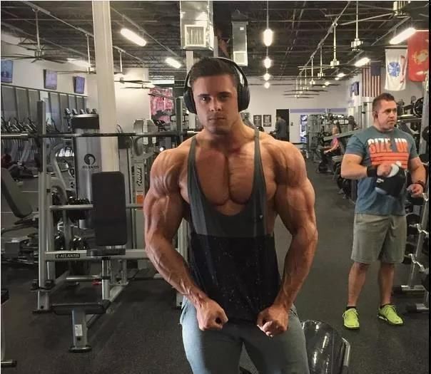 哑铃飞鸟|胸肌看轮廓不看大小,想要练出“巨石”胸肌需要注意什么