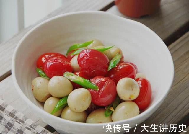 大学食堂里的饭菜个个别出心裁,学生看完泪流满面,太有心了