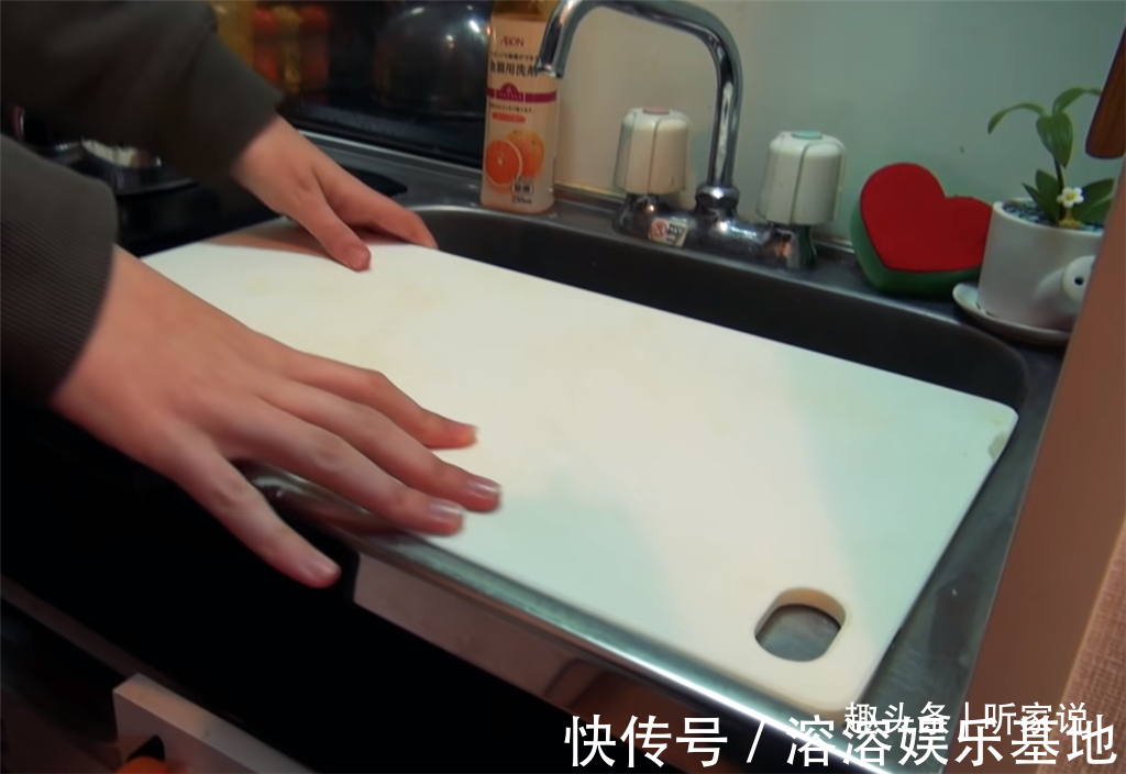 缝隙房|90后姑娘住进日本8㎡“缝隙房”,吃饭坐地上,睡觉爬梯子