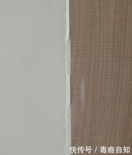 墙体|涂料刚完工,柜子就与墙面出现一道裂缝!工人这样设计不裂才怪