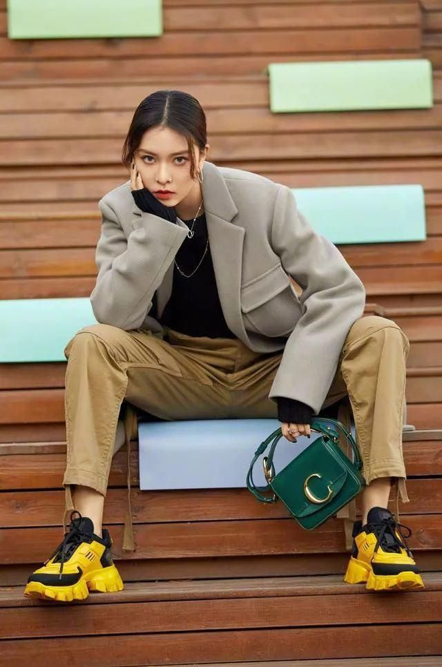  纸袋裤|别老穿阔腿裤了，今年秋冬这4条裤子最流行！