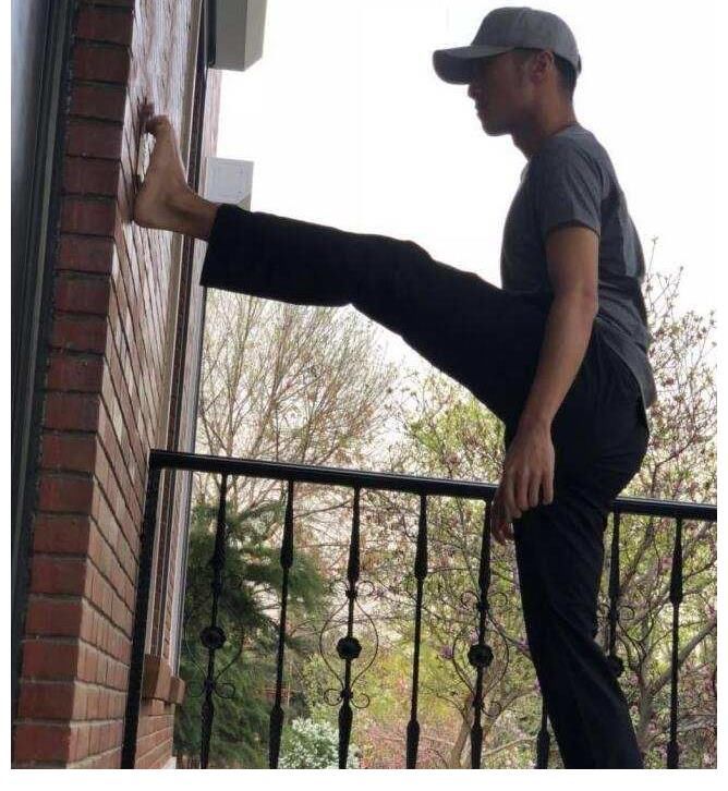 謝霆鋒用熨斗燙頭，手勢(shì)熟練不怕失誤，身高猛增效果驚人過(guò)于硬核