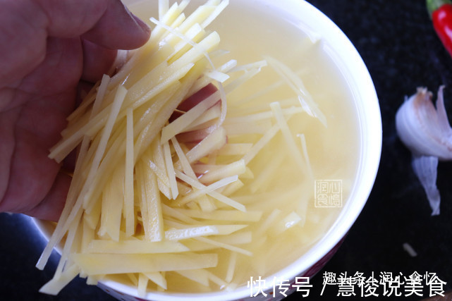 炒土豆丝，先泡水还是焯水牢记3点，土豆丝爽脆不粘锅，实用