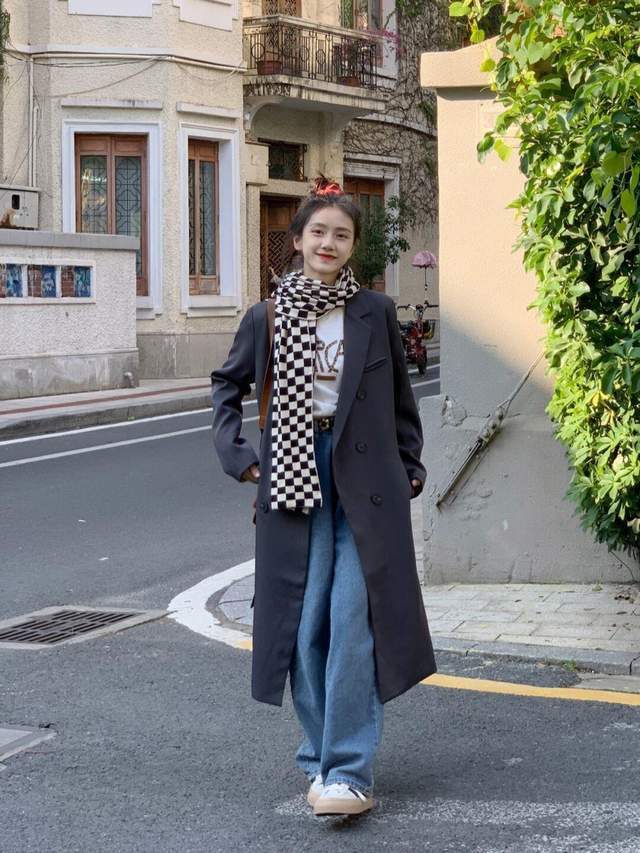 上身|秋冬季节想要穿出氛围感,红色毛衣搭配牛仔裤,高级又显气质