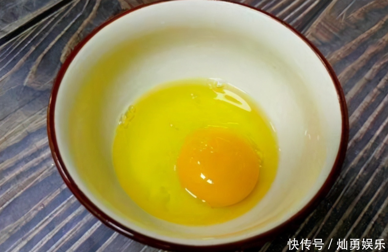 完整|煮荷包蛋时,最忌开水下锅!学会4窍门,圆润完整,不散花不起沫