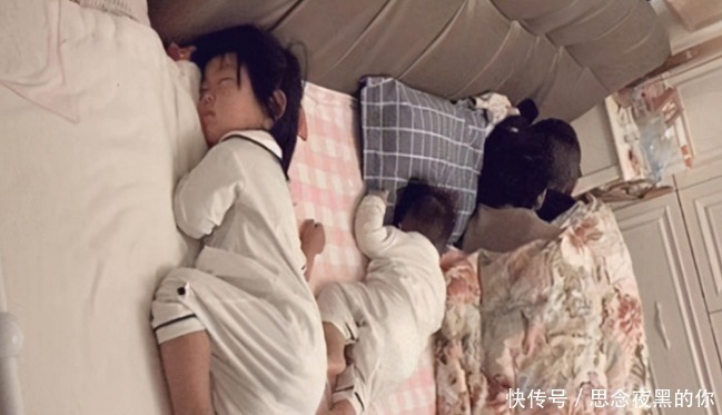 父母|一家4口睡觉照片火了,父母秀恩爱,两个孩子索性“抱团取暖”