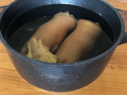 给猪蹄去腥,有人用姜有人用料酒,告诉你正确方法,做完太香了