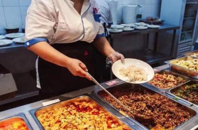 盘点大学食堂的“黑暗料理”,橙子蒸蛋都是小意思,这个才最过分