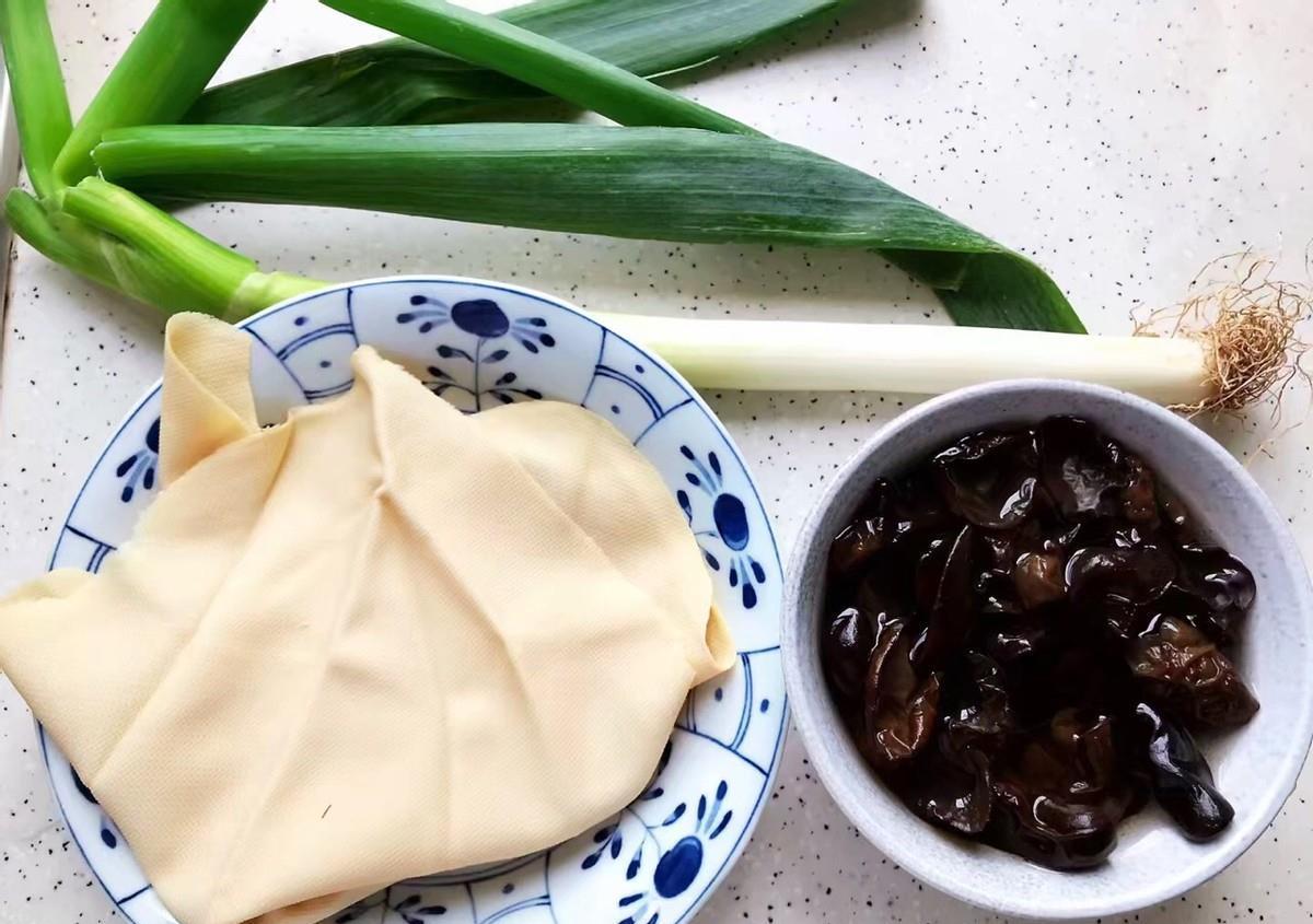 凉拌菜|夏天不能错过这道菜,豆腐皮和木耳搭配,简单拌一拌就上桌