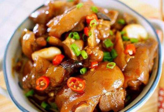 美食推荐煎汁羊排，大盘猪脚，胡萝卜炒海带丝，宫保鸡的做法