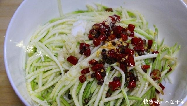 西葫芦|给你一个西葫芦的新吃法,不开火,无油烟,清香嫩口停不下来