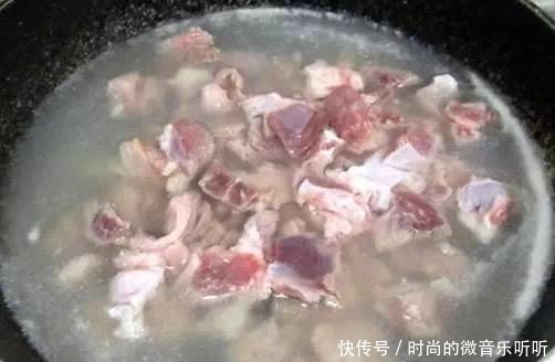 炖牛肉时,有的焯水,有的过油都错了,这样做牛肉才软烂无腥味