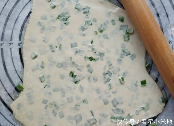 葱油饼|饺子皮就能做的葱油饼,简单的不要不要的,几分钟就上桌的美食