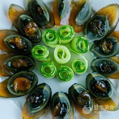  表白|#一道菜表白豆果美食#平淡却惊喜连连的凉拌皮蛋