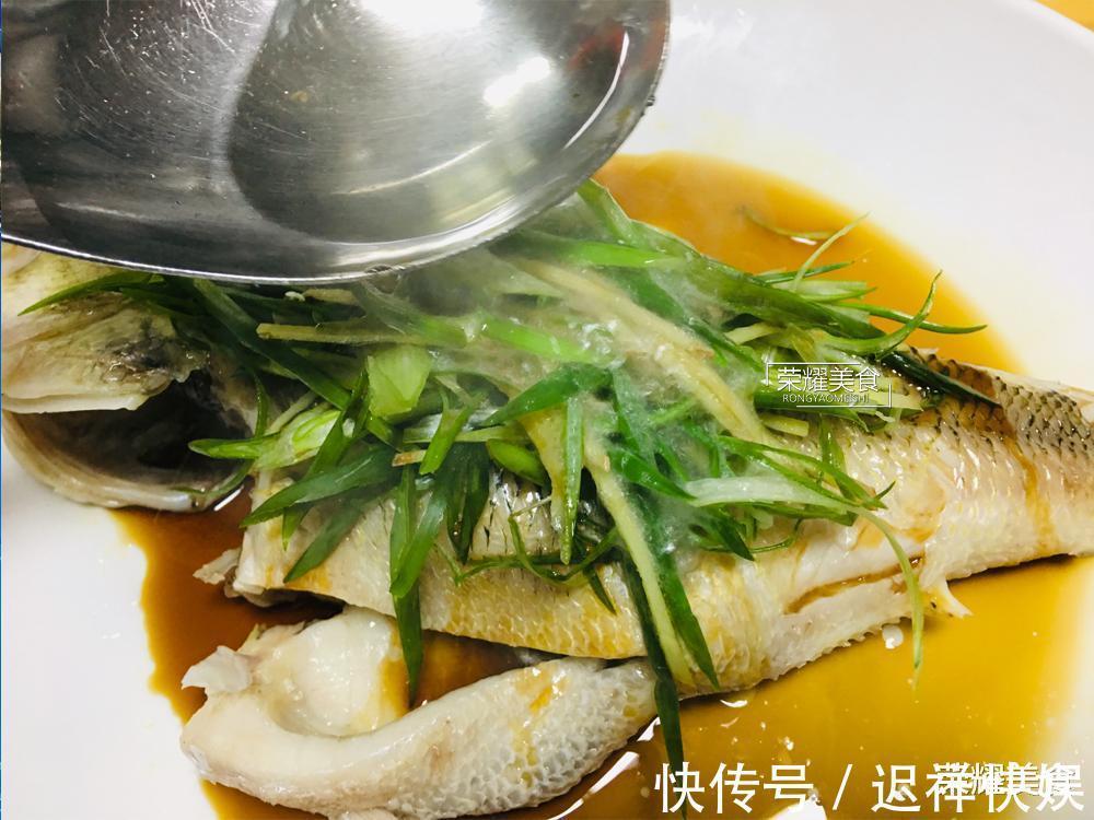 清蒸鲈鱼时，放盐和料酒就错了，教你正确做法，鱼肉鲜嫩没有腥味
