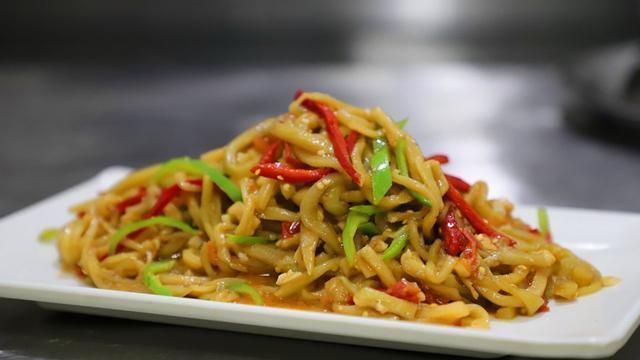 2个茄子1个西红柿,大厨教你家常炒茄丝,颜色不黑不油腻,真好吃