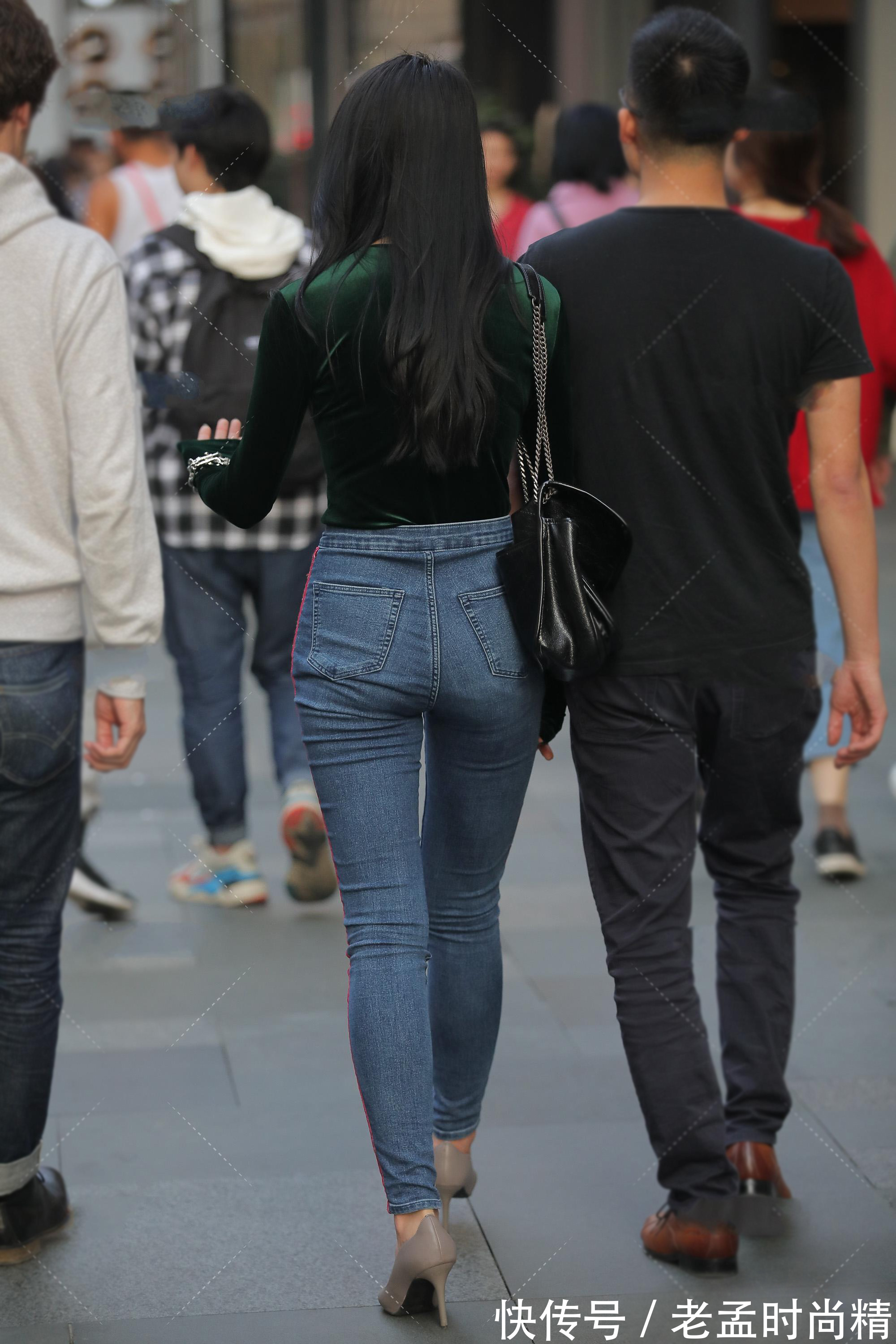 小姐姐|街拍美女:女生爱穿牛仔裤,因为款式简约修身又搭配省心,穿出休闲与大方