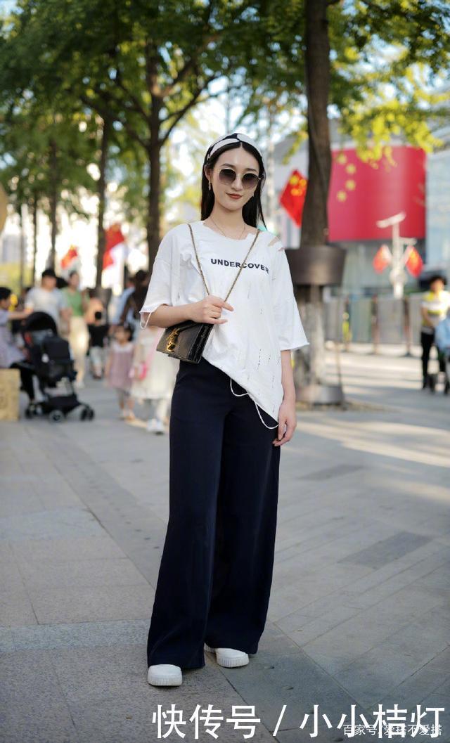 还穿什么牛仔裤这条“绒绒裤”才是深秋扛把子,高级时髦又显贵