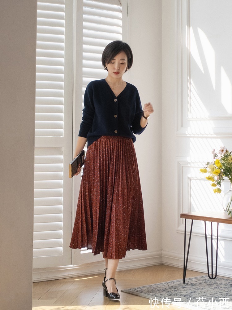 裙装|真正有气质的女人,春季都穿针织衫,搭配半身裙高级又优雅