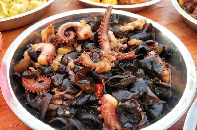 同事农村办婚宴随了500份子钱,饭菜一上桌,看得我不想动筷子