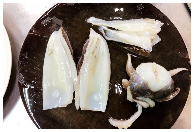 炒鱿鱼时,直接下锅炒错了,多加一步,鱿鱼鲜嫩爽口,亮白不腥气