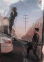 |搞笑GIF:这群臭小子坏得很