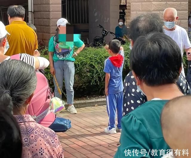 学生家长|小学生多次摸女同学屁股,妈妈做法大快人心,网友:早该如此