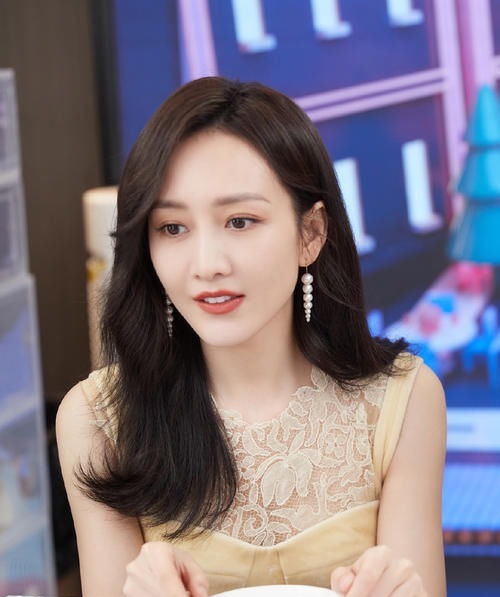 王鸥 四十岁的女人适合戴什么样的耳环?珍珠耳环不错,复古优雅又高贵