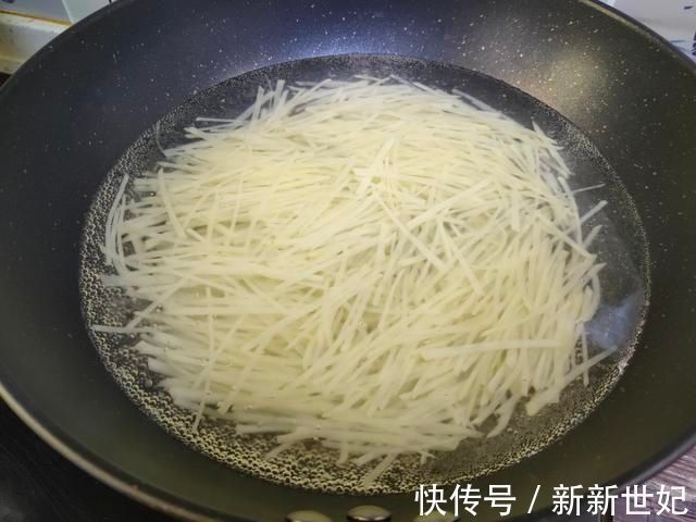 炒土豆丝，什么时候放醋是关键，这一步做对，怎么炒都脆爽好吃